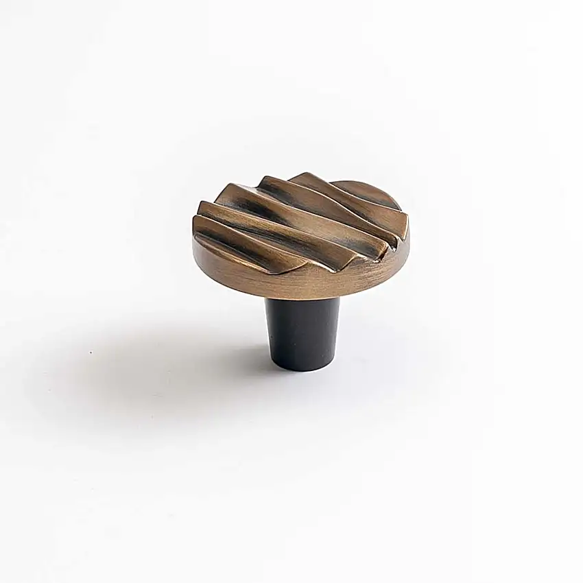 Wave Round Knob By Du Verre